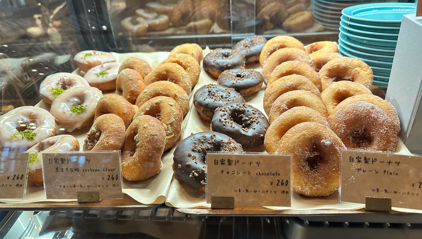 Another excellent stop on the #worldcoffeetour this super cool spot boasts freshly roasted beans and wine by the glass, and delicious donuts.