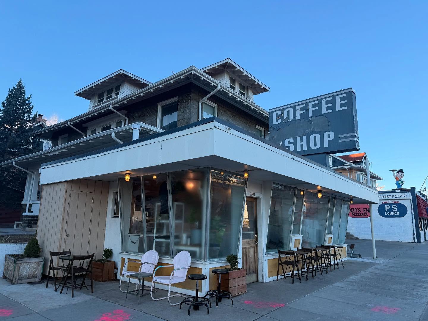 Off to Copper Mountain for the first ski day of the trip, but first a quick stop on the #worldcoffeetour - @lularosegeneral cute cafe in Denver with great breakfast sandos and delicious beans.