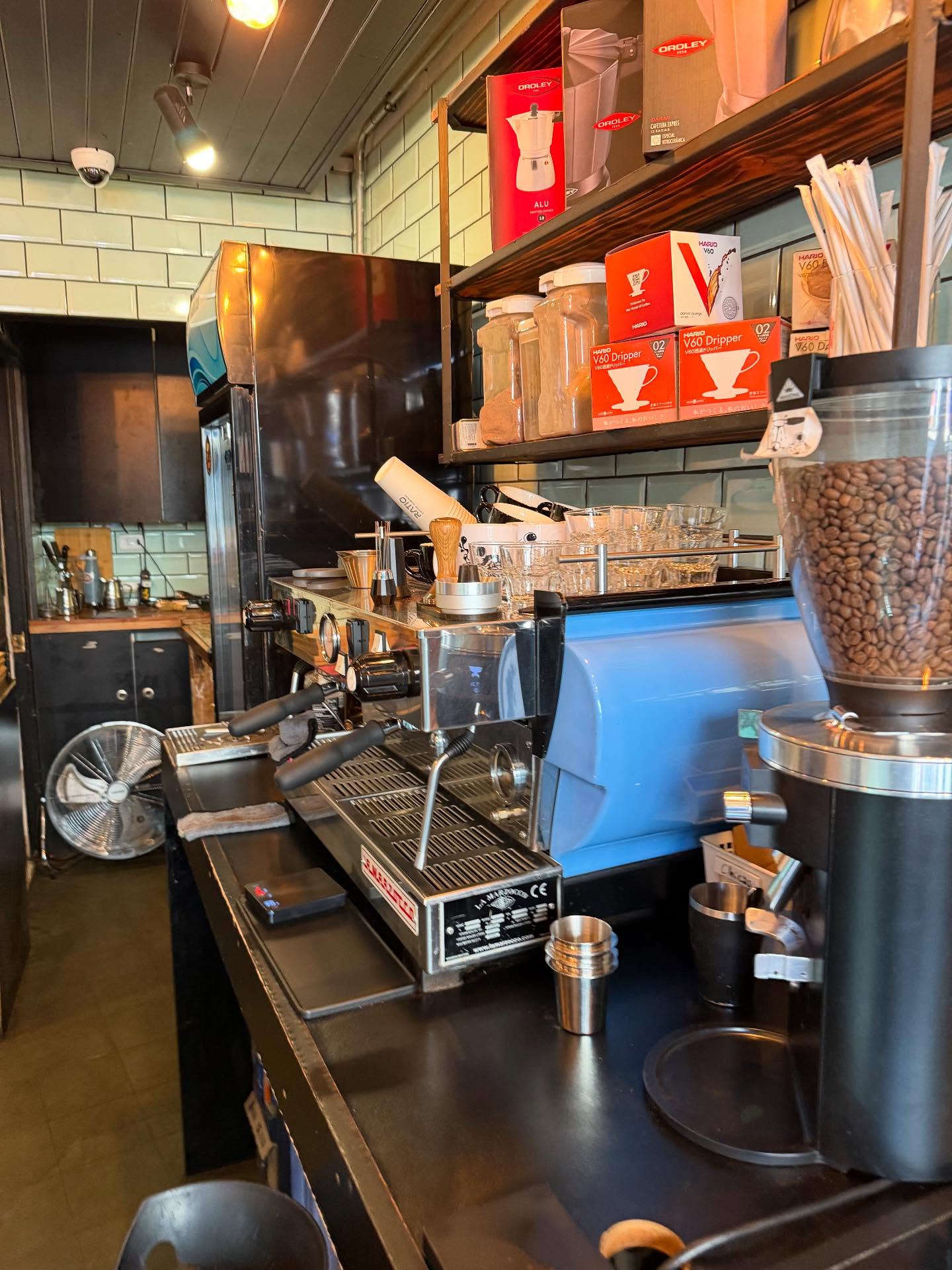 @tinaaluu now firmly arrived we started off the day with a bit of light work (I supervised Claude through some tricky state machine work) now off to wander with a coffee in hand from this great spot n